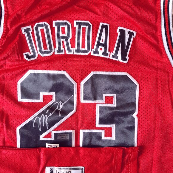 **MICHAEL JORDAN CHICAGO BULLS #23 SIGNED RED HOME JERSEY HOLOGRAM VALIDATION** - Picture 1 of 6